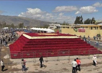 В Эквадоре решили показать свои возможности – создали пирамиду из 500 тыс. роз