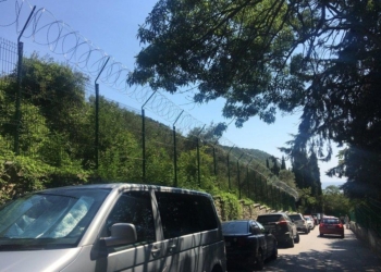 “Обрастает заборами с колючей проволокой”: появились свежие фото из Крыма