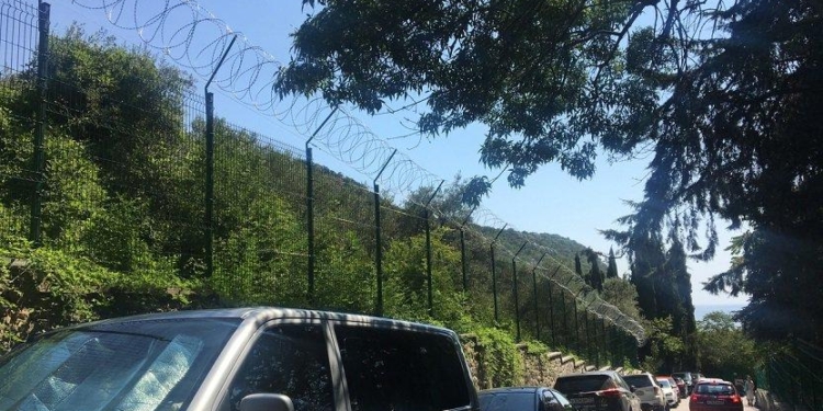 “Обрастает заборами с колючей проволокой”: появились свежие фото из Крыма