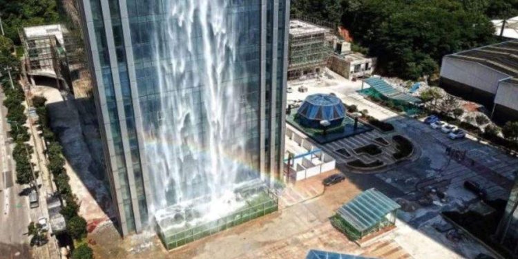 Китайцы спроектировали 100-метровый водопад, вытекающий из небоскреба