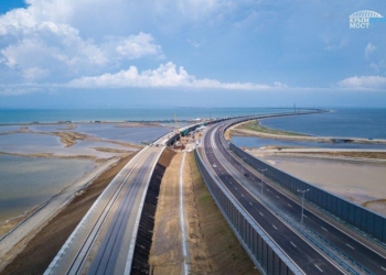 Оккупанты похвастались первыми проложенными рельсами на Крымском мосту