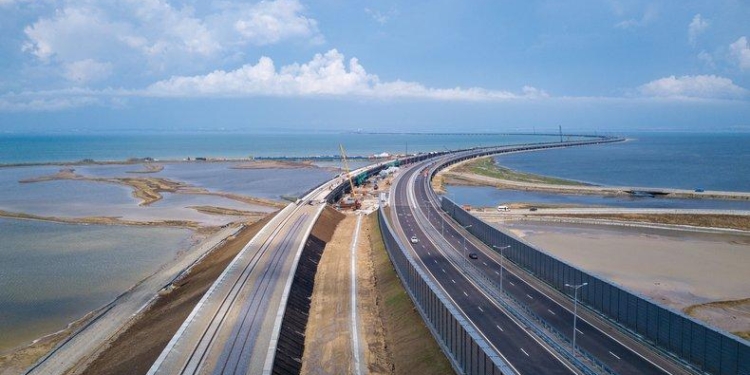 Оккупанты похвастались первыми проложенными рельсами на Крымском мосту