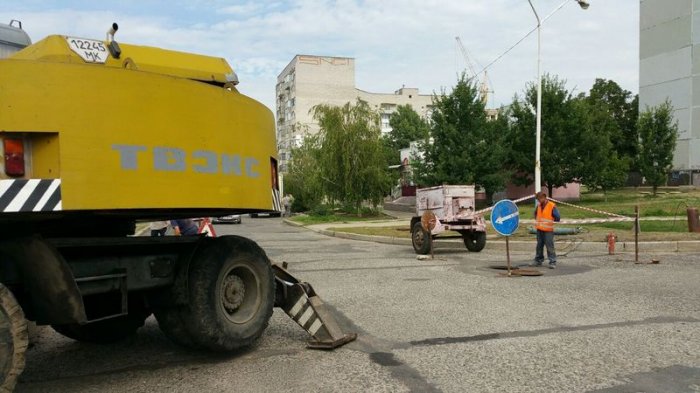 В Южноукраинске второй день ремонтируют порыв трубопровода, который оставил без воды два микрорайона 8