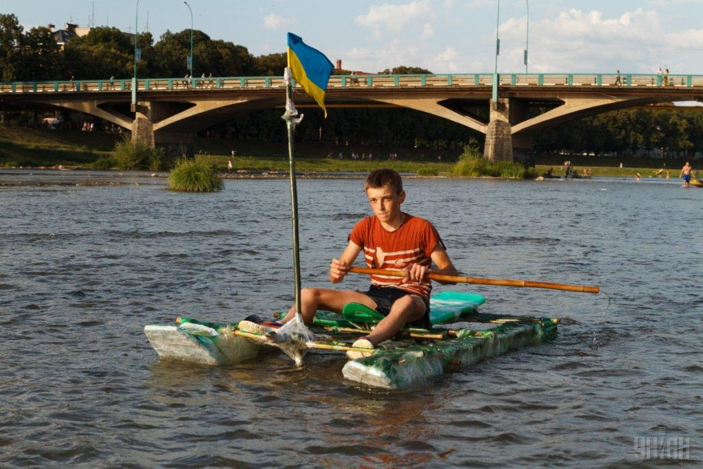 Спортсмены съехались в Ужгород на традиционную регату на причудливых лодках 13