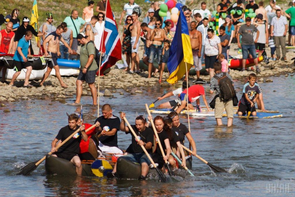 Спортсмены съехались в Ужгород на традиционную регату на причудливых лодках 11