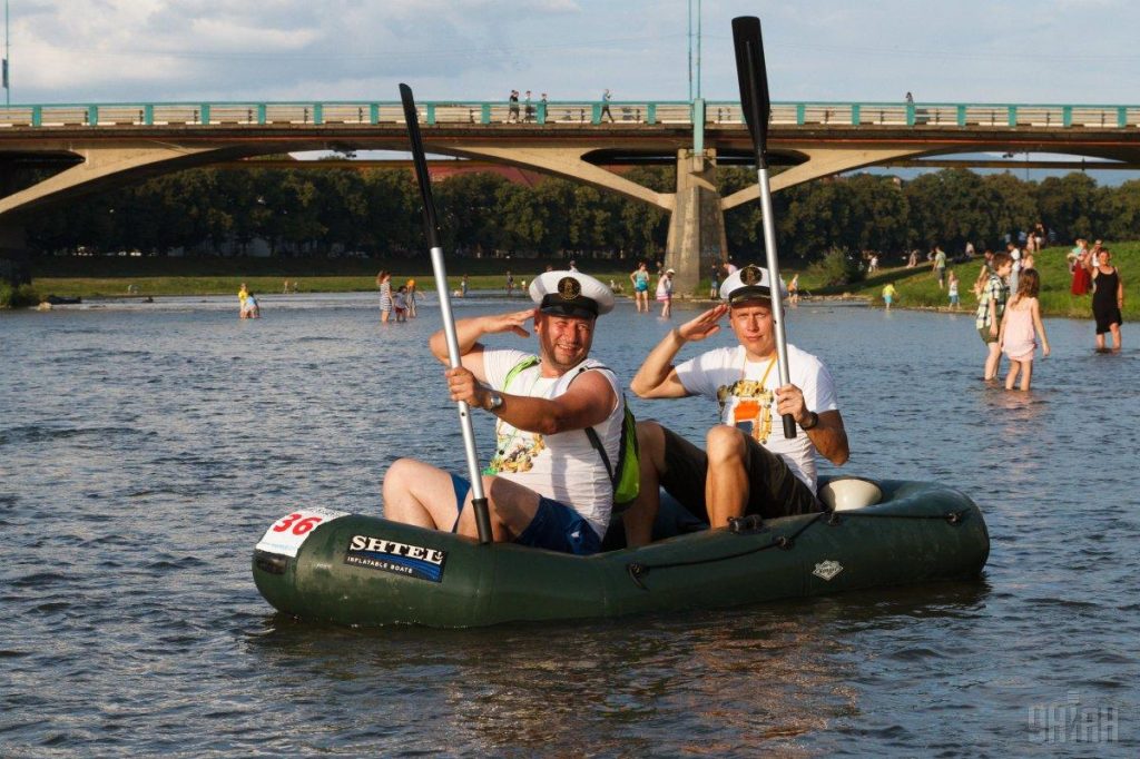 Спортсмены съехались в Ужгород на традиционную регату на причудливых лодках 7