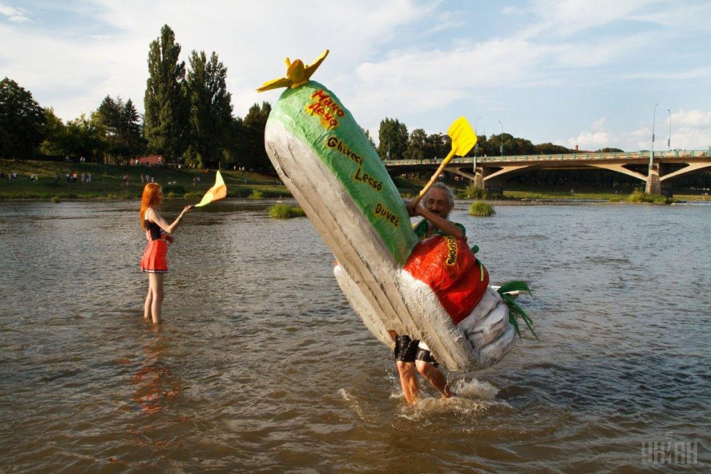 Спортсмены съехались в Ужгород на традиционную регату на причудливых лодках 3