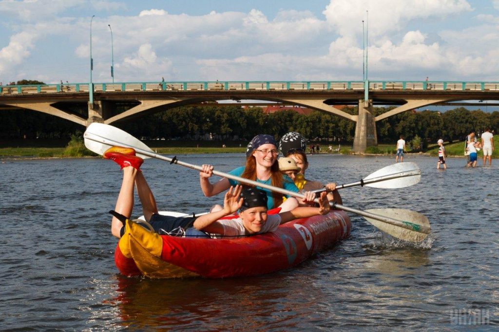 Спортсмены съехались в Ужгород на традиционную регату на причудливых лодках 15