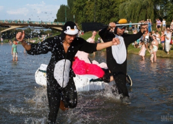 Спортсмены съехались в Ужгород на традиционную регату на причудливых лодках