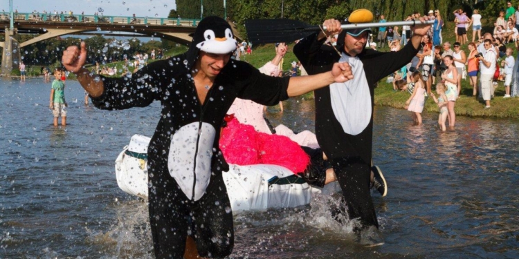 Спортсмены съехались в Ужгород на традиционную регату на причудливых лодках