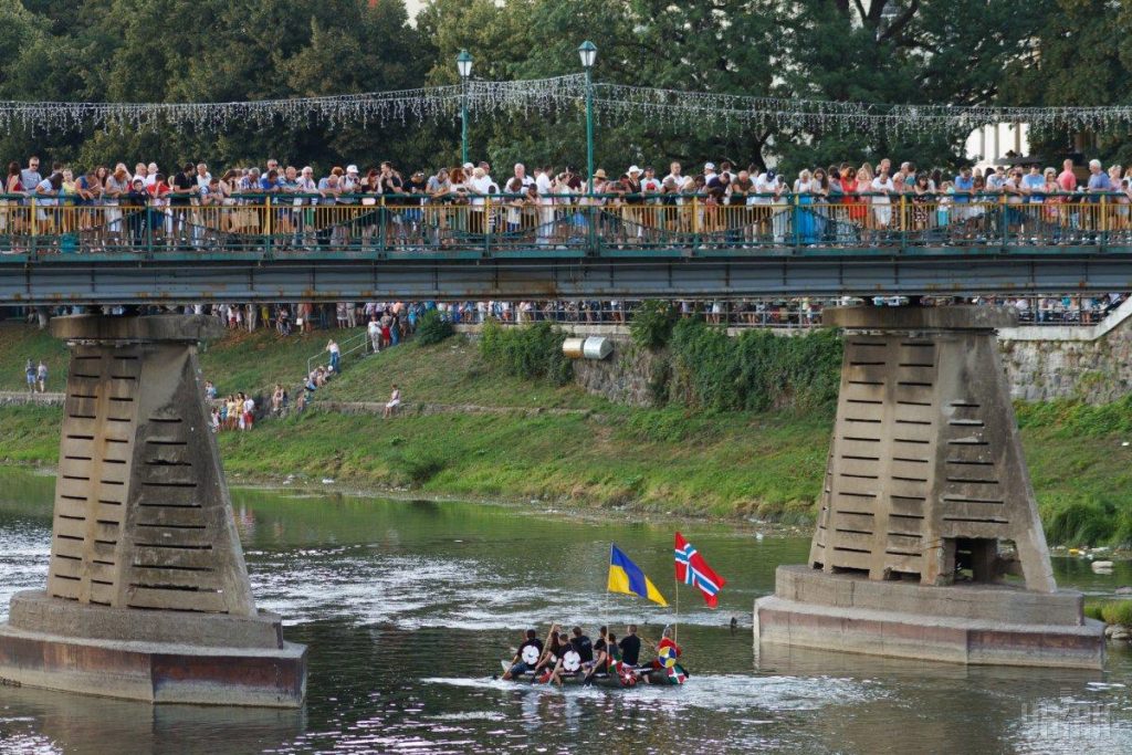 Спортсмены съехались в Ужгород на традиционную регату на причудливых лодках 17
