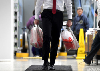 На большей части территории Австралии запретили торговцам предлагать покупателям полиэтиленовые пакеты