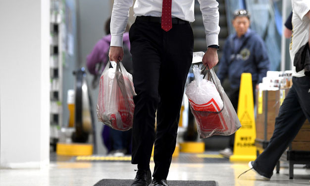 На большей части территории Австралии запретили торговцам предлагать покупателям полиэтиленовые пакеты