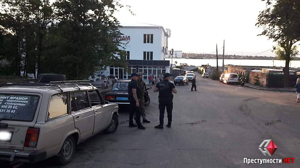 Пьяный водитель устроил допрос патрульным, возмущенный тем, что автомобили не пускают в яхт-клуб