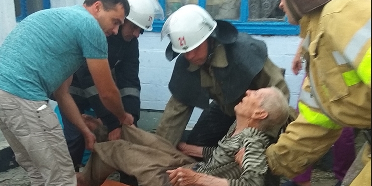 В Новой Одессе соседи вынесли из задымленного дома прикованного к постели пожилого мужчину