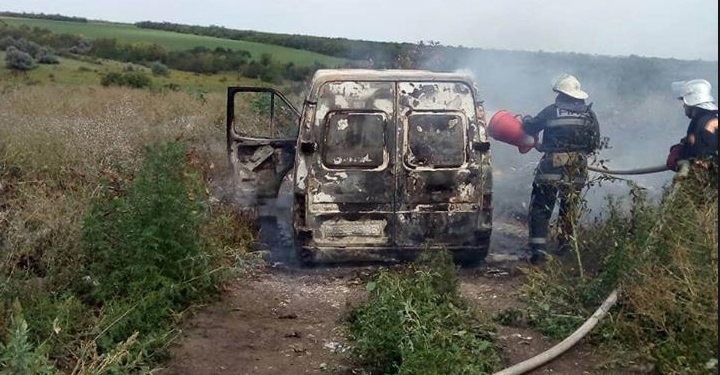 Николаевские спасатели дважды тушили горящие автомобили. В одном случае на автомобиль перекинулся огонь с горящих травы и мусора
