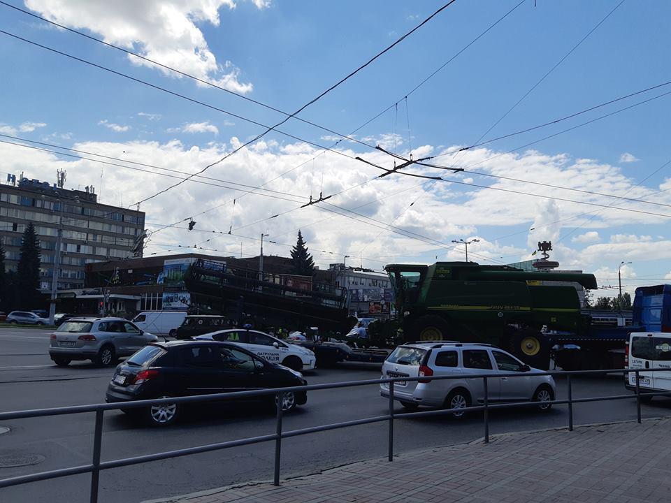 Комбайн из Николаевской области заблокировал движение в центре Винницы 3