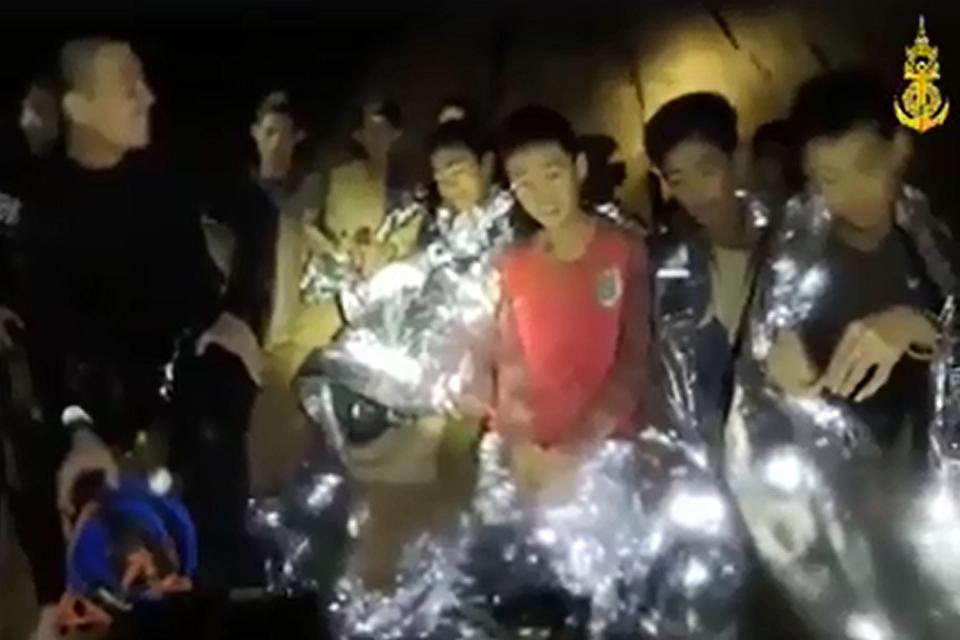 17 дней в пещерах. Сегодня в Таиланде завершилась операция по спасению юных футболистов – четверых подростков и тренера подняли на поверхность 3