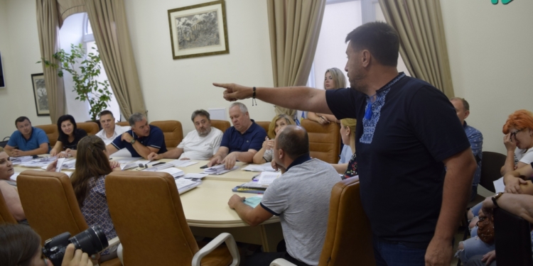 Бюджетная комиссия утвердила пообъектную роспись сферы ЖКХ – другие депутаты раскритиковали голосование