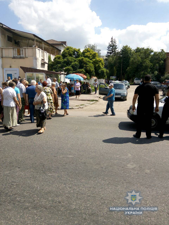 «Не закрывайте почту!»: на Николаевщине люди перекрыли киевскую трассу 5