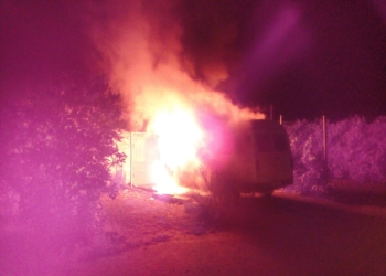 В Витовском районе Николаевщины пожарные тушили загоревшийся микроавтобус