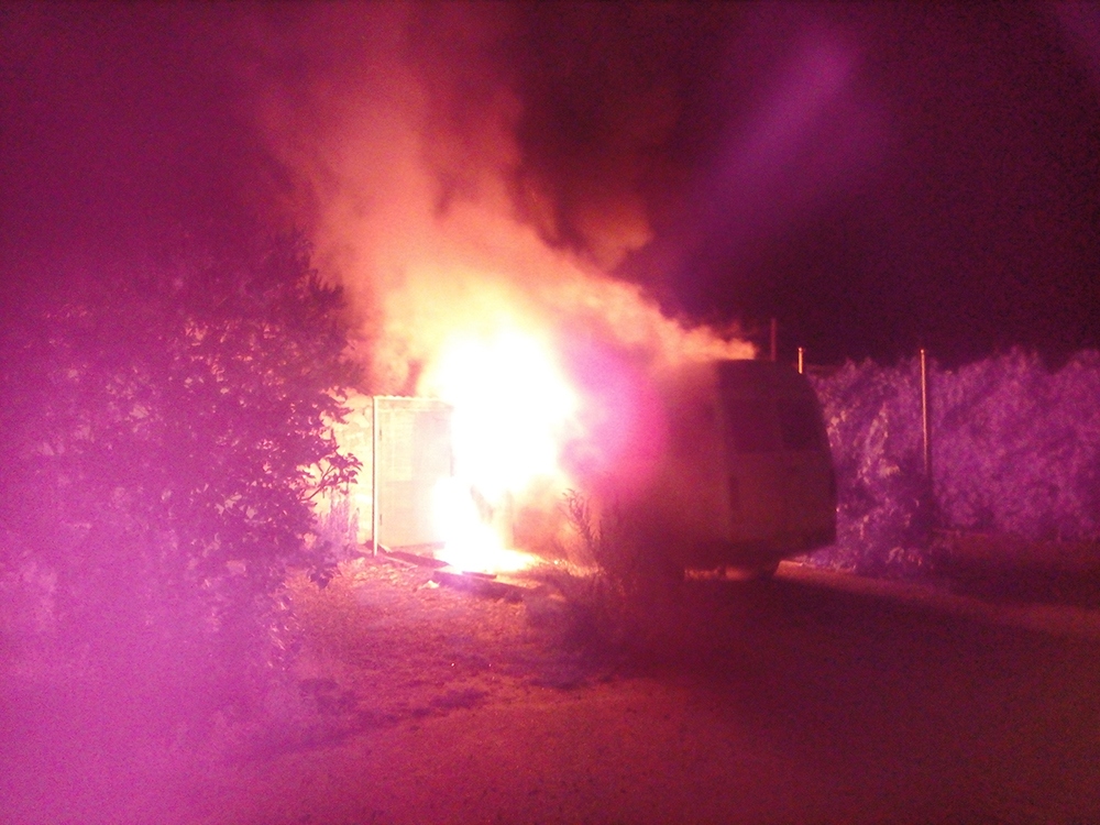 В Витовском районе Николаевщины пожарные тушили загоревшийся микроавтобус 3