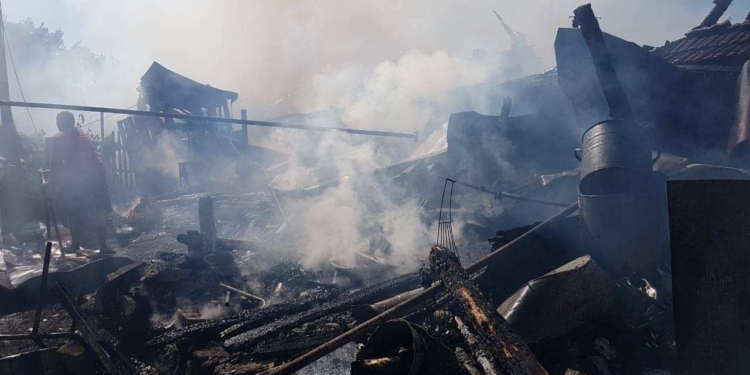 В Баловном горящая хозпостройка чуть не подожгла жилой дом и гараж