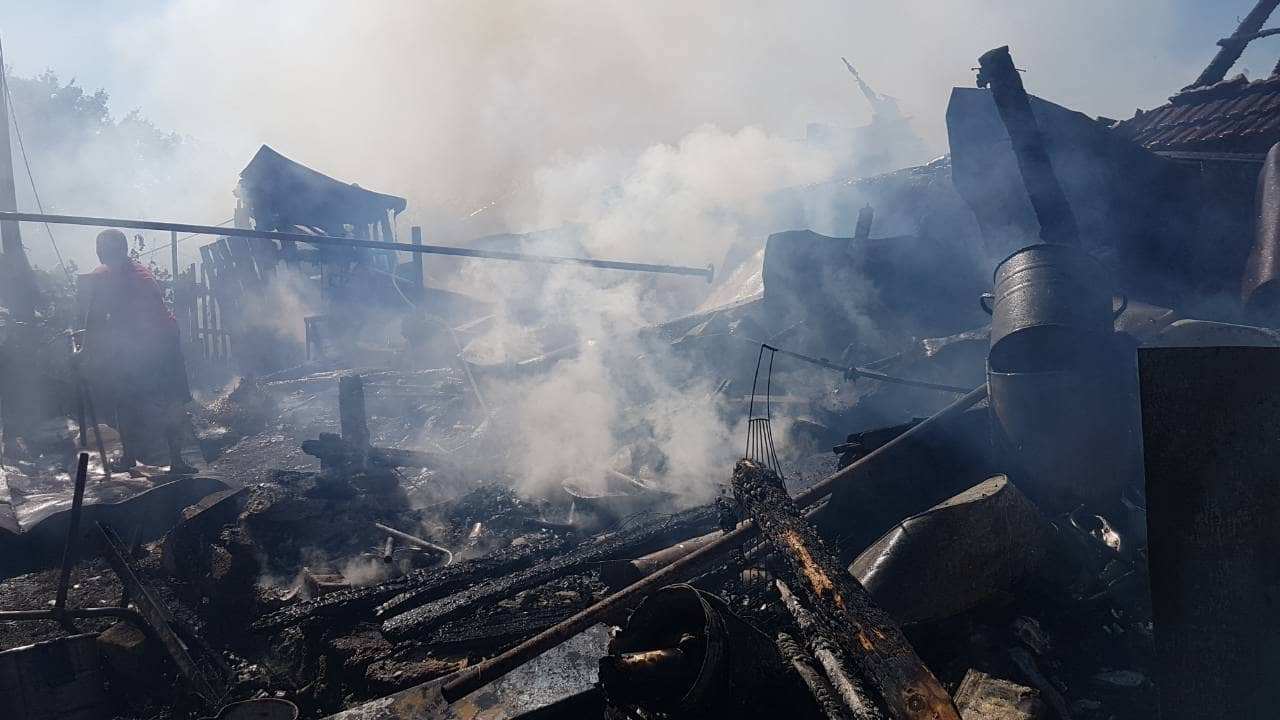 В Баловном горящая хозпостройка чуть не подожгла жилой дом и гараж