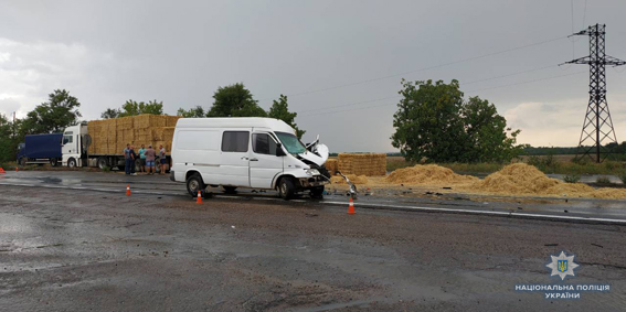 В Николаеве ночью сбили пьяного прохожего и бросили на дороге, а у Кандыбино произошло ДТП с участием микроавтобуса и фуры 4