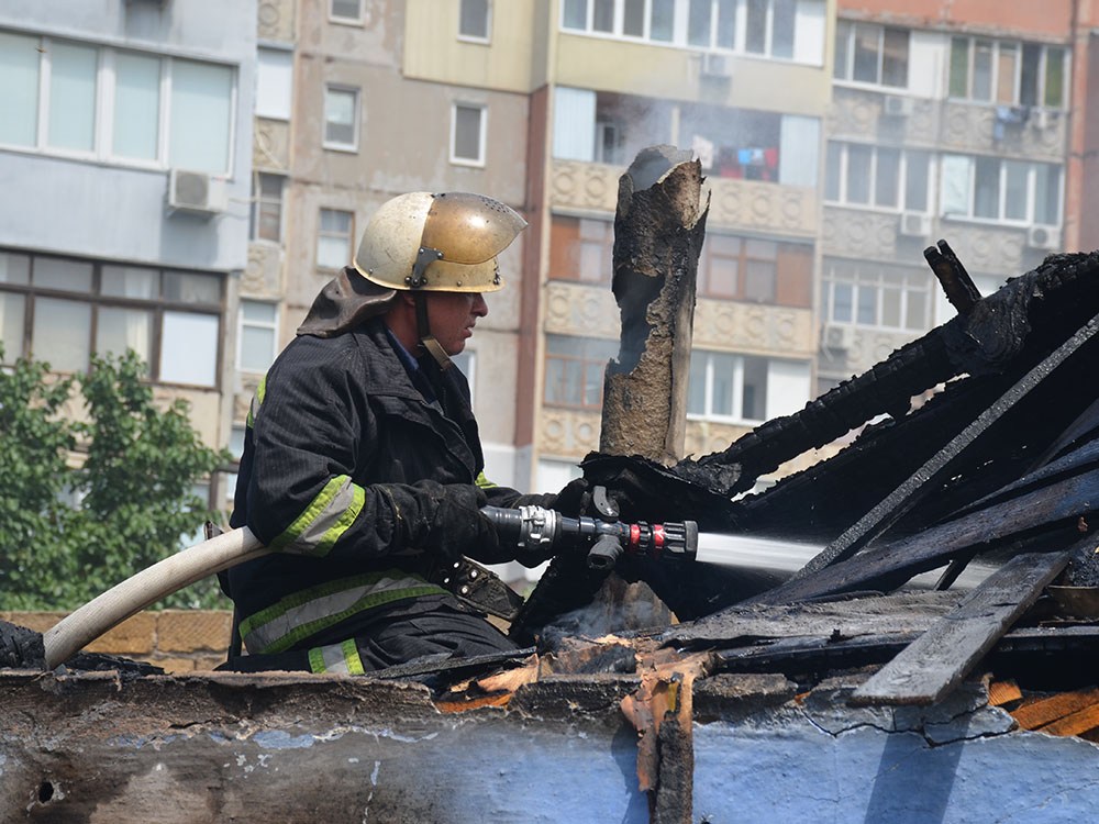 В Николаеве сгорел старый дом площадью 100 кв.м, в котором никто не жил 3