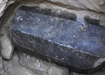 Археологи обнаружили в Египте загадочный черный саркофаг