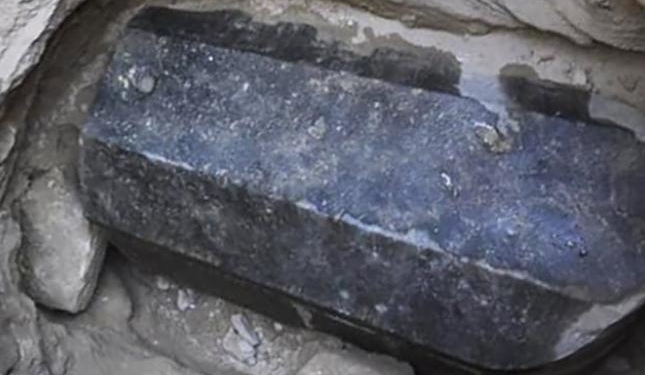 Археологи обнаружили в Египте загадочный черный саркофаг