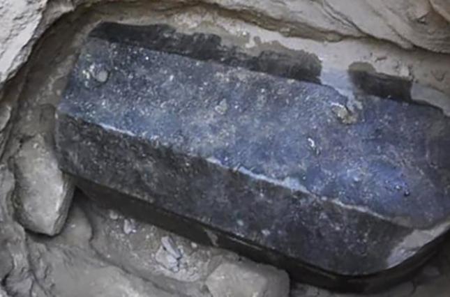 Археологи обнаружили в Египте загадочный черный саркофаг 1