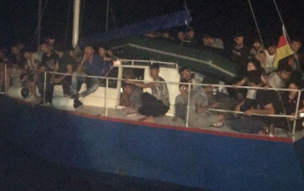 В Италии задержали украинскую яхту с 71 мигрантом, она вышла из порта на Николаевщине 1
