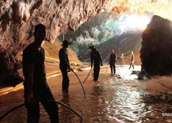 В Таиланде выписали из больницы спасенную из пещеры футбольную команду