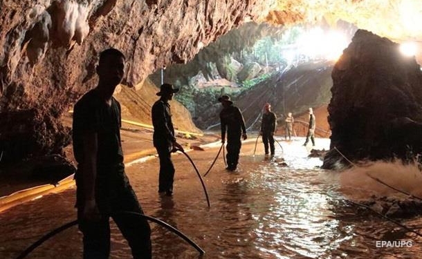 В Таиланде выписали из больницы спасенную из пещеры футбольную команду