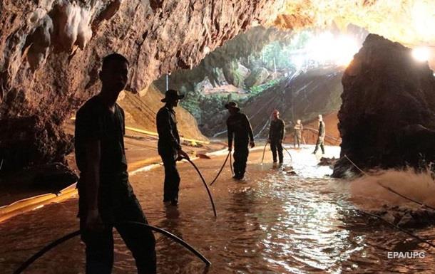 В Таиланде выписали из больницы спасенную из пещеры футбольную команду 1