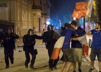 Празднования победы на ЧМ-2018 во Франции плавно перешли в погромы