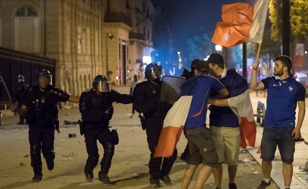 Празднования победы на ЧМ-2018 во Франции плавно перешли в погромы