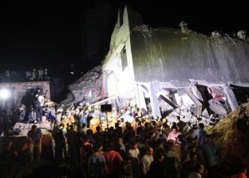 В Индии рухнул многоэтажный дом: под завалами десятки людей