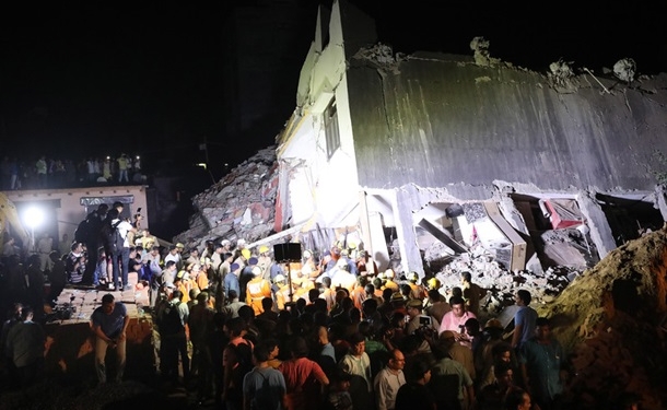 В Индии рухнул многоэтажный дом: под завалами десятки людей