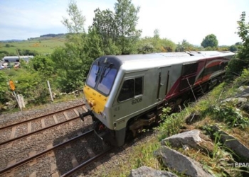 В Латвии поезд проехал над спящей между рельсами женщиной