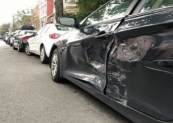 Страйк: молодой американец разбил 36 автомобилей на парковке