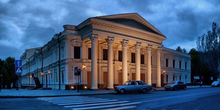 Николаевский русдрам поделился афишами осенних спектаклей