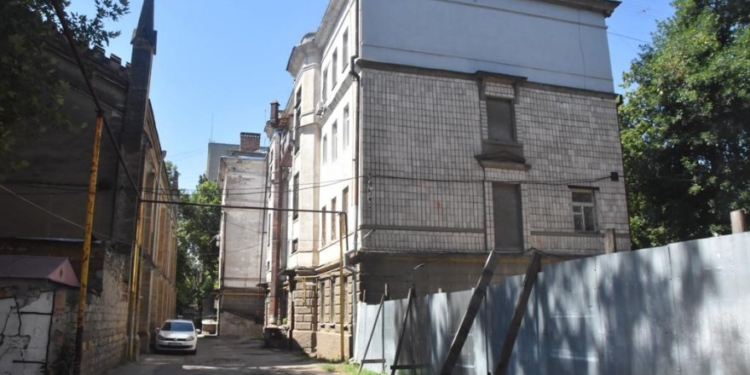 Возле лютеранской кирхи в исторической части Николаева, собираются строить 5-этажное здание с мансардой и магазинами
