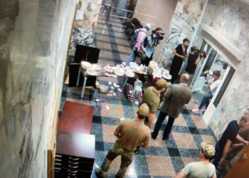 В здание НАБУ ворвались неизвестные: ломали мебель и бросались тортами Roshen