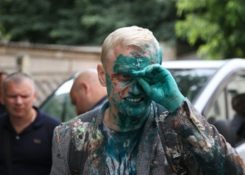 Антикоррупционера Шабунина в Киеве облили зеленкой и забросали тортами