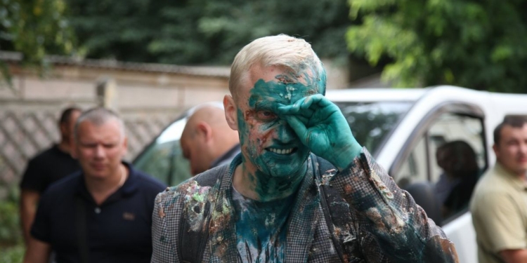 Антикоррупционера Шабунина в Киеве облили зеленкой и забросали тортами