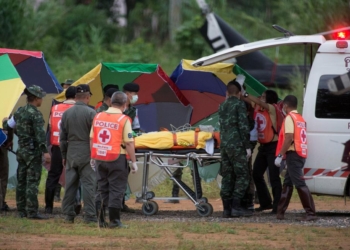 17 дней в пещерах. Сегодня в Таиланде завершилась операция по спасению юных футболистов – четверых подростков и тренера подняли на поверхность