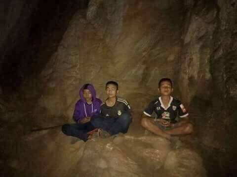17 дней в пещерах. Сегодня в Таиланде завершилась операция по спасению юных футболистов – четверых подростков и тренера подняли на поверхность 13